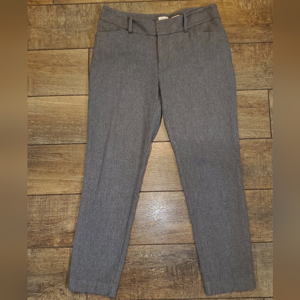 A. NEW. DAY Grey Capris Size 6